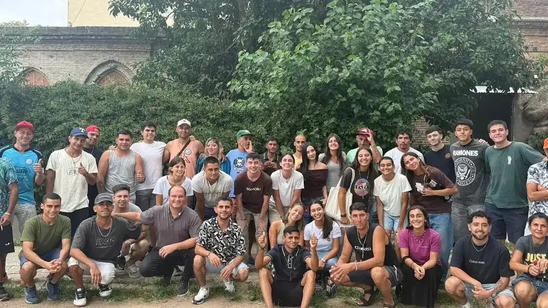 La comunidad reunida en el patio del Centro Barrial