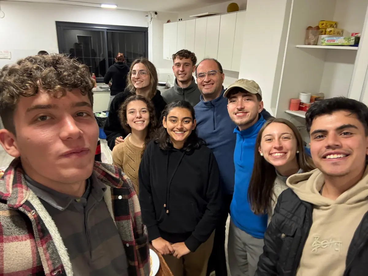 El equipo de referentes de La Juntada en la cocina de la parroquia
