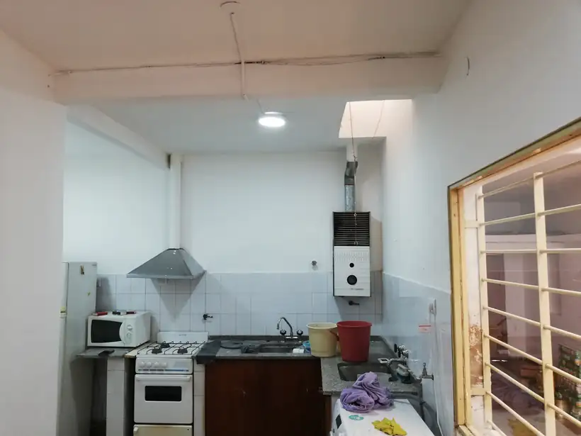 La misma cocina terminada: paredes sanas, pintura nueva y el ventanal despejado
