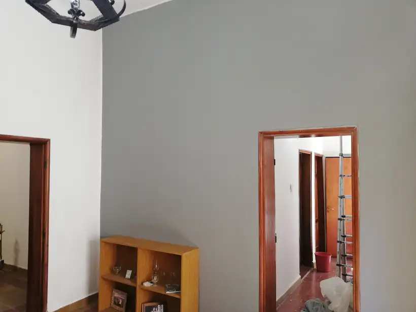 La pared reparada y pintada de nuevo