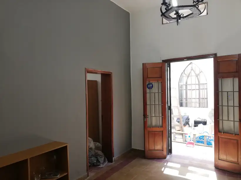 El mismo estar terminado, con las carpinterías de madera restauradas