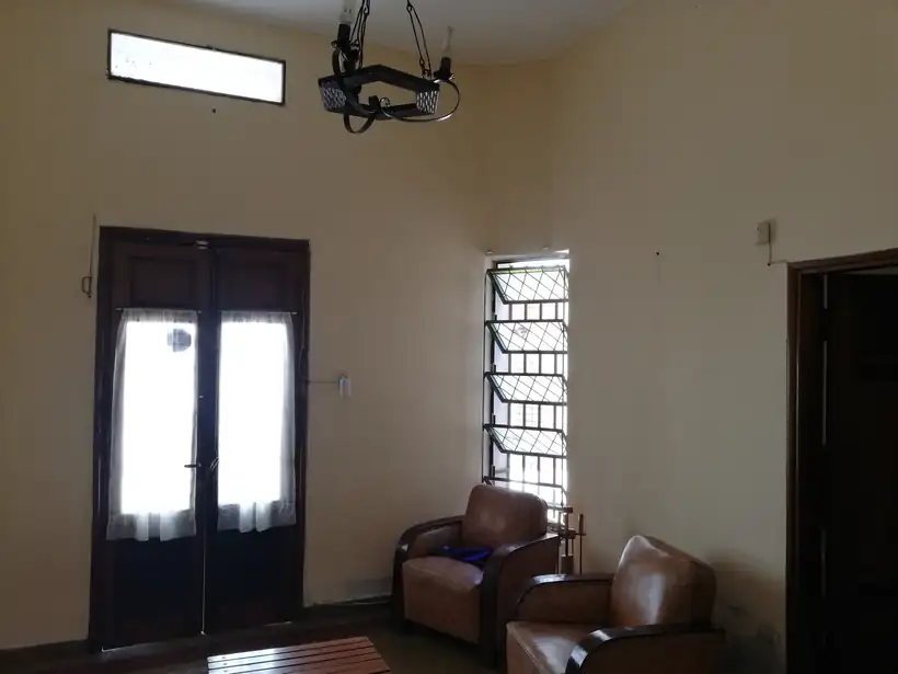 El estar de la casa antes de la obra, con las paredes amarillentas
