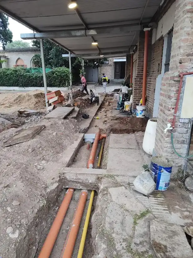 Zanja abierta a lo largo de la galería con los caños de gas y cloaca ya colocados