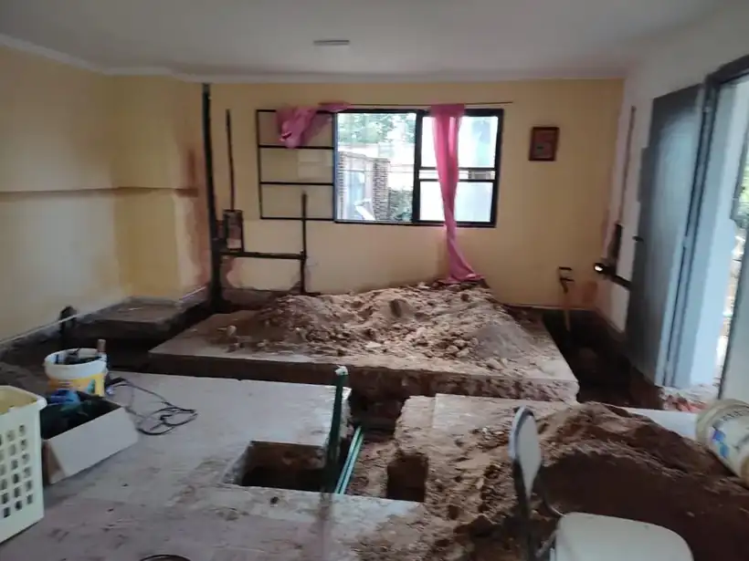 El piso levantado dentro de una sala para pasar las cañerías