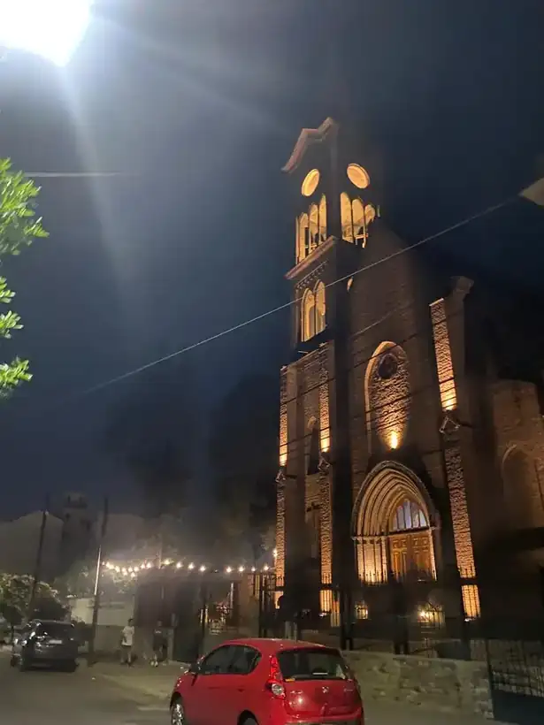 El frente del templo iluminado y las guirnaldas de luces sobre el atrio