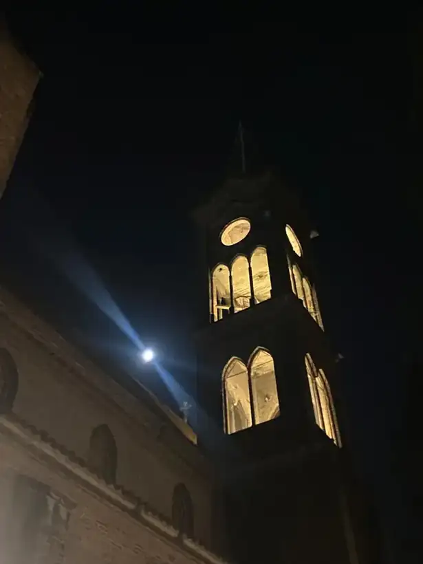 La torre del templo encendida, recortada contra el cielo nocturno