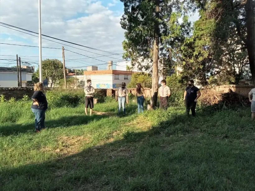 El terreno antes de la obra: pasto alto, sin emparejar y sin luz