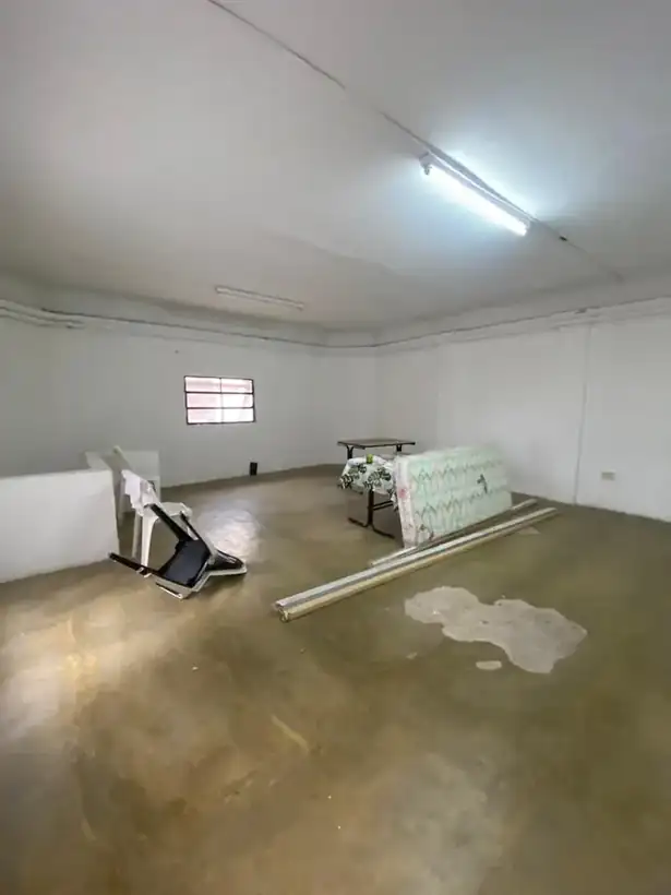 La sala en obra, con el piso todavía sin terminar