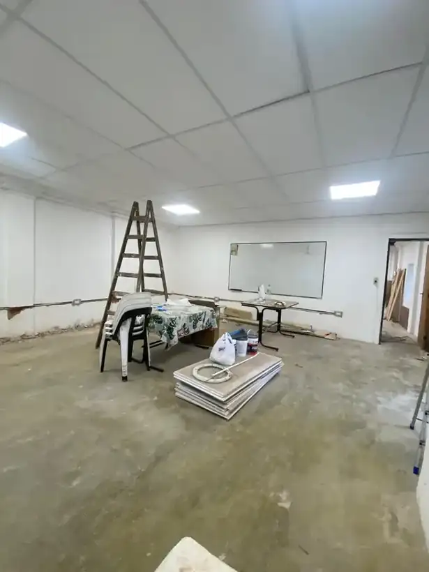 La sala con el cielorraso nuevo colocado y el pizarrón montado