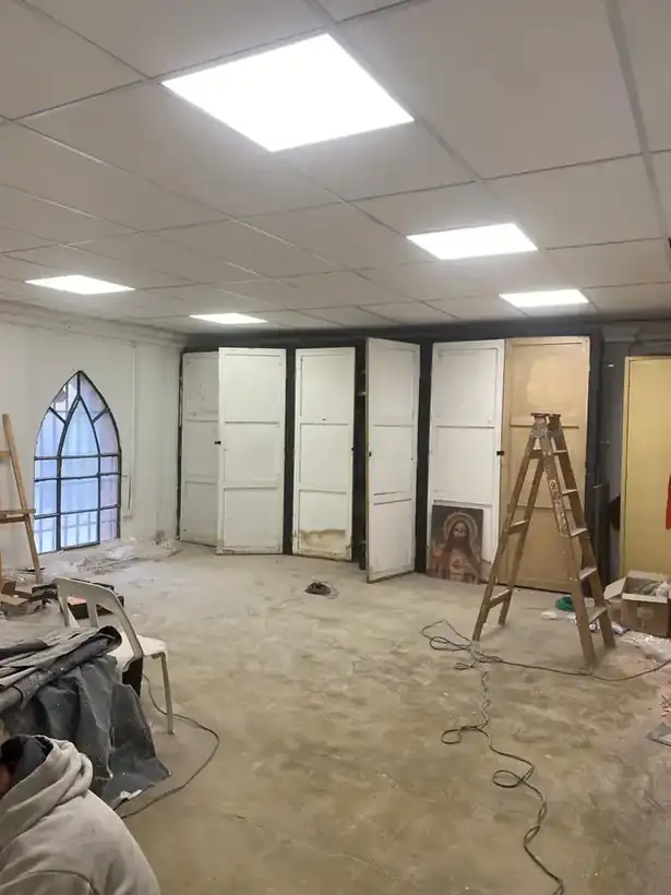 La sala casi terminada, con las luces LED encendidas y el ventanal ojival