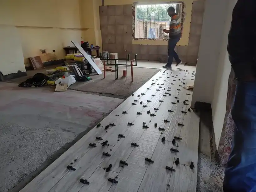 Colocación del piso nuevo, con las piezas separadas por crucetas
