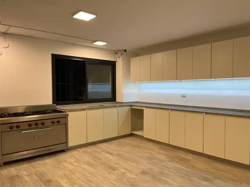 La cocina nueva del salón, con muebles y cocina industrial