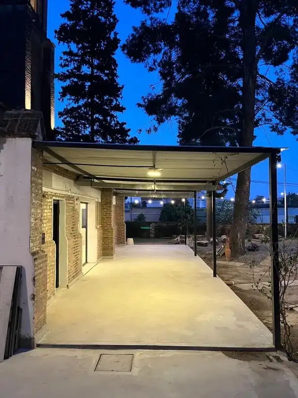 La galería del salón terminada e iluminada al anochecer
