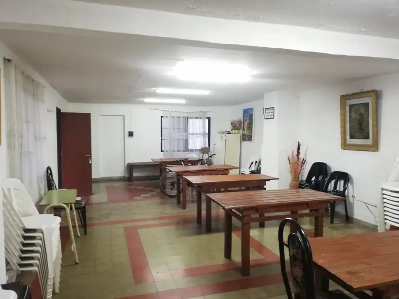 El salón viejo, con el piso de baldosas gastado y las mesas de madera