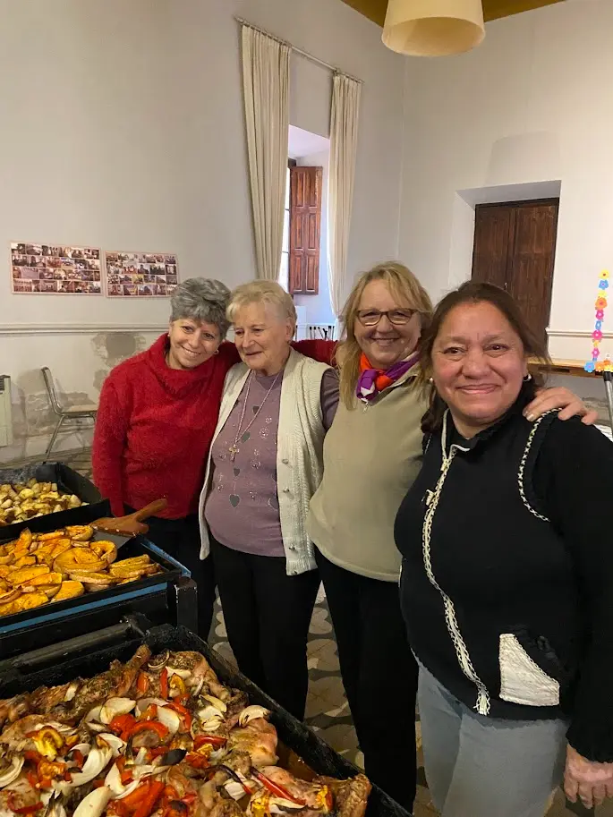 Mujeres de la comunidad amasando pan