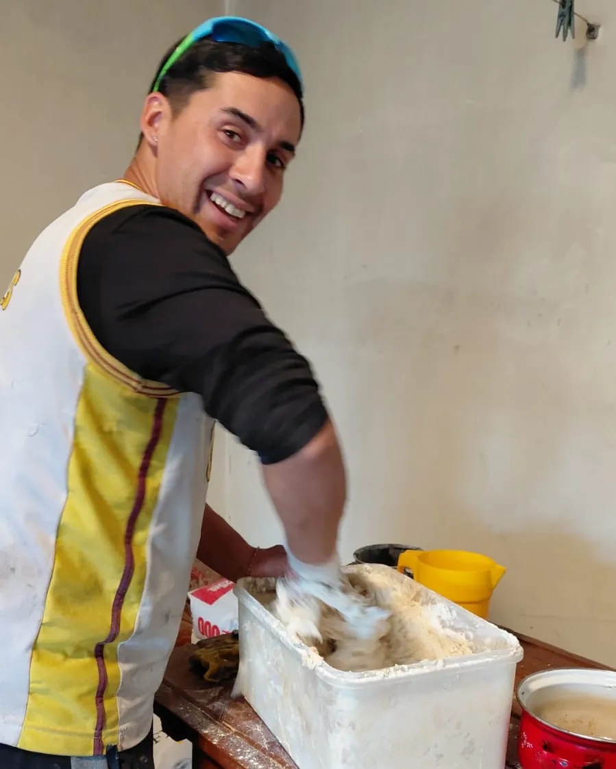 Gabi amasando en la panadería del Hogar