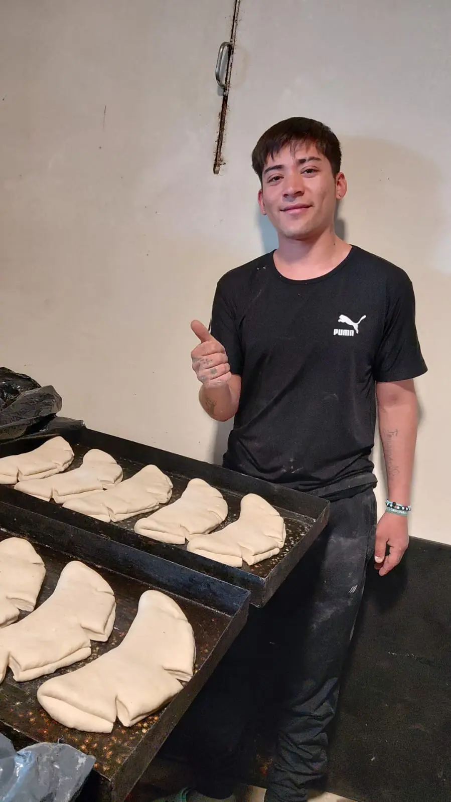 Joven del Hogar Don Bosco en la panadería