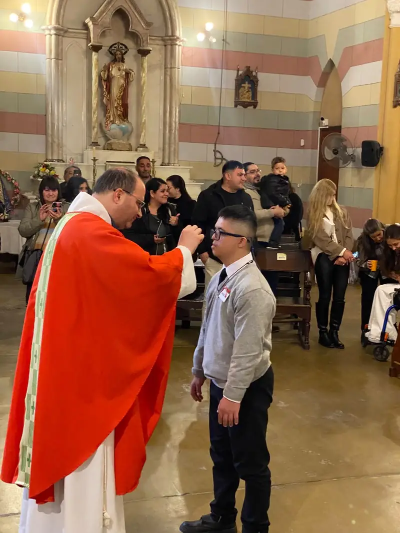 Un joven recibe la comunión durante la celebración