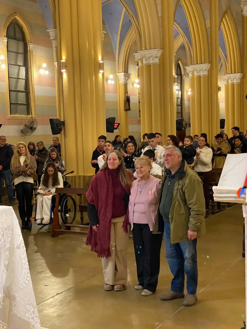 Una de las personas que recibió los sacramentos, acompañada durante la celebración