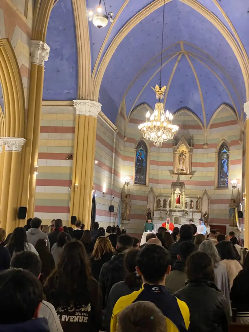 La parroquia llena durante la misa de sacramentos