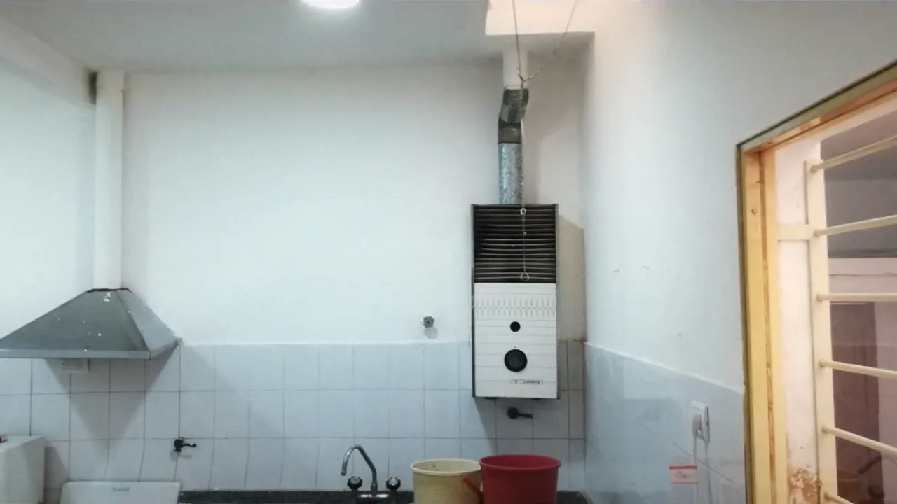 Video: la cochera, la cocina, un dormitorio y la sala de la casa parroquial, antes y después de la obra