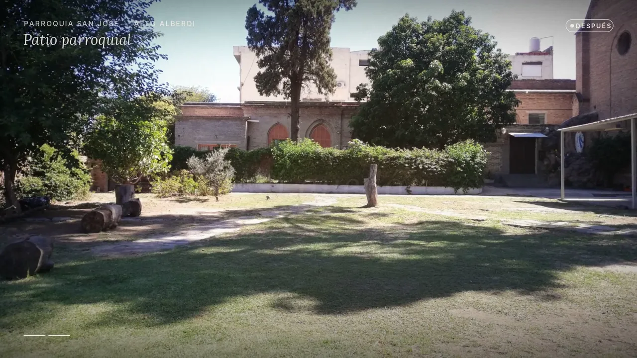 Video: el patio parroquial antes de la obra, con el pasto alto, y cómo quedó parquizado